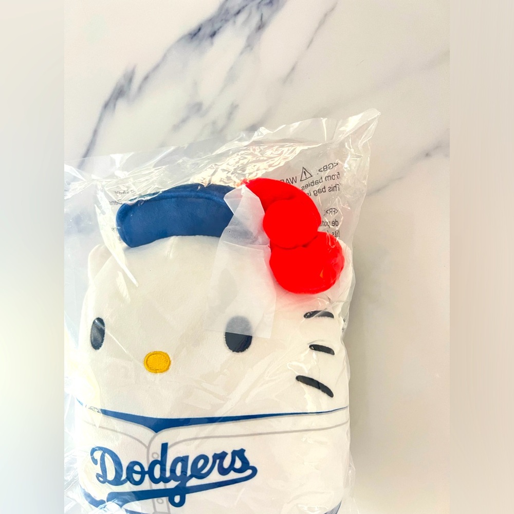 2025 Los Angeles Dodgers Hello Kitty Squish Plush 4/14/25 New Limited Edition - Picture 3 of 11